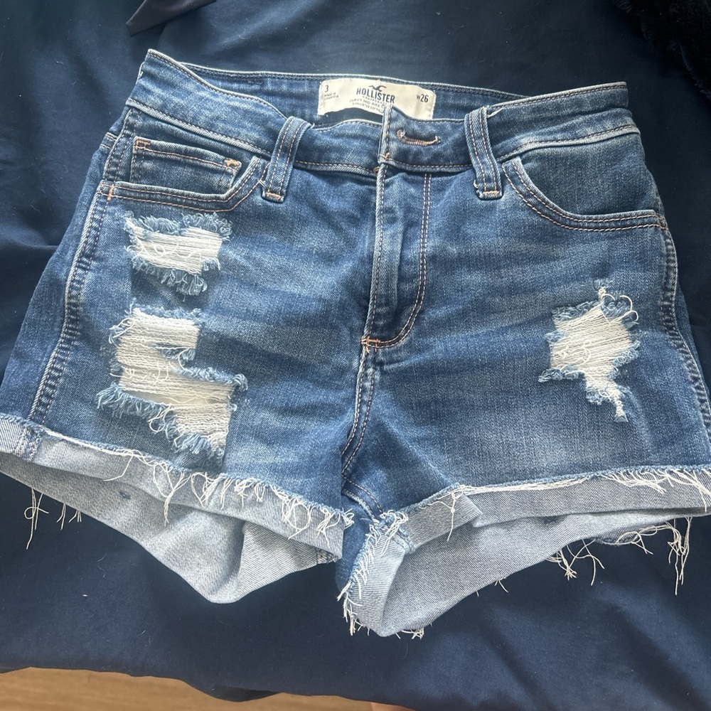 Hollister Curvy Mid-Rise Short 3’ size 3!! Women's Blue Distressed Denim Shorts